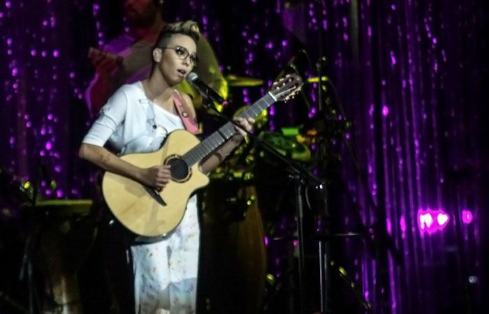 Maria Gadu canta Cazuza em show na capital paulista