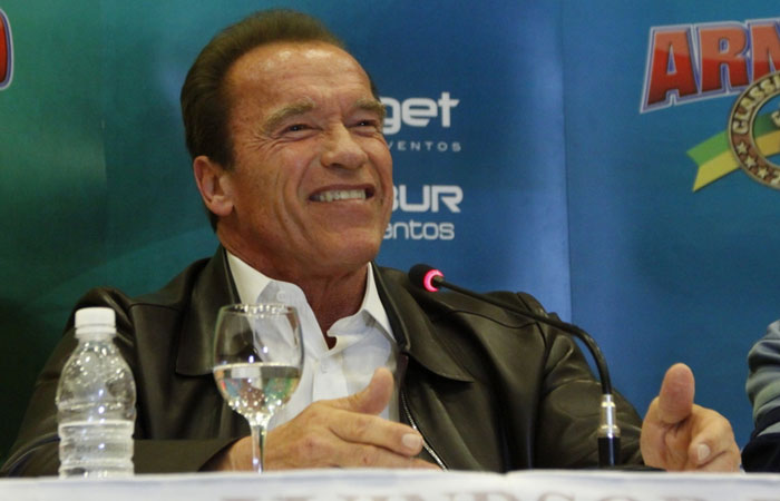 Arnold Schwarzenegger repete frase de Tropa de Elite em entrevista com Renata Molinaro