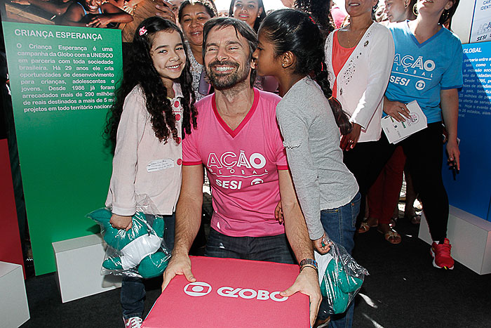 Murilo Rosa se diverte com fãs durante Ação Global em Osasco, na grande São Paulo.