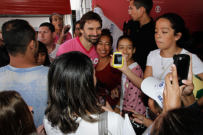 O ator posou com fãs e aproveitou para conversar com algumas admiradores assim que chegou ao evento.