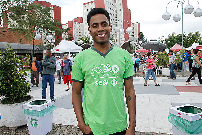 Ícaro Silva posa para foto durante Ação Global Paulista