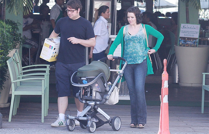 Larissa Maciel passeia com o esposo e a filha nas ruas da Barra da Tijuca