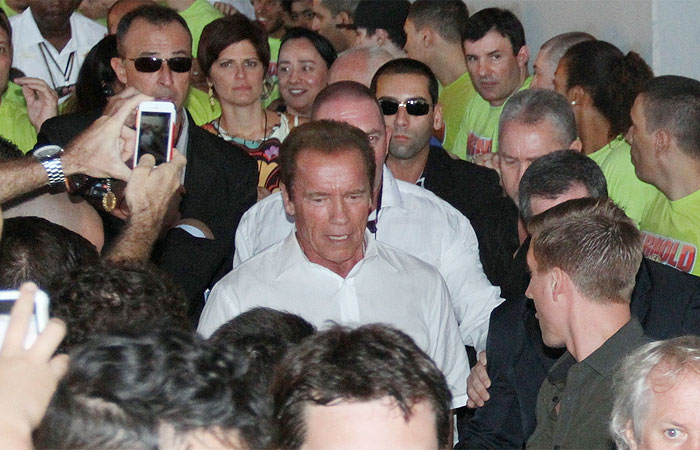 Arnold Schwarzenegger passeia por seu evento de fisiculturismo no Rio de Janeiro