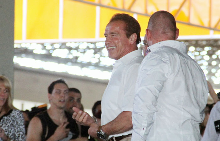 Arnold Schwarzenegger passeia por seu evento de fisiculturismo no Rio de Janeiro