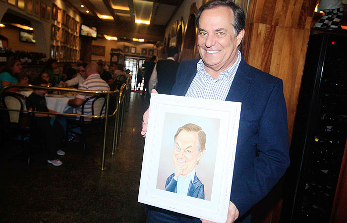 Ronnie Von recebe homenagem de restaurante italiano em São Paulo
