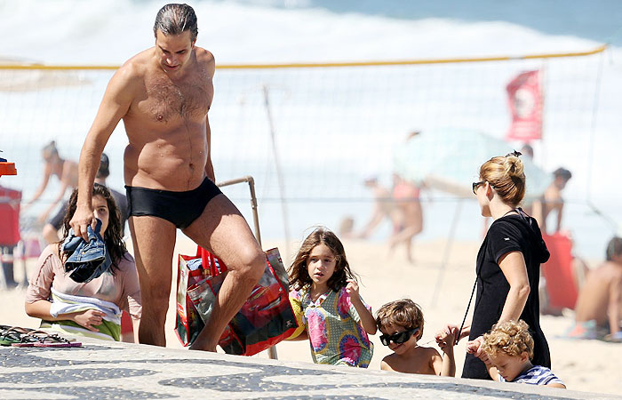 Claudia Abreu curte sábado de sol com a família na praia do Leblon