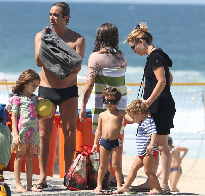 Claudia Abreu curte sábado de sol com a família na praia do Leblon