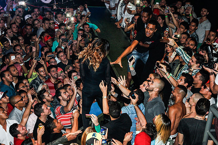 Wanessa é agarrada por fã em show em São Paulo