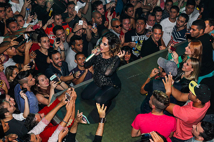 Wanessa é agarrada por fã em show em São Paulo