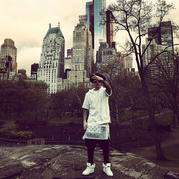 Justin Bieber posa para foto no Central Park, em Nova York