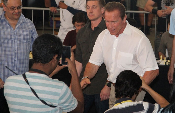 Arnold Schwarzenegger esbanja simpatia em feira no Rio de Janeiro