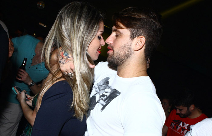 Ex-BBB Diogo Pretto beija muito em evento, no Rio