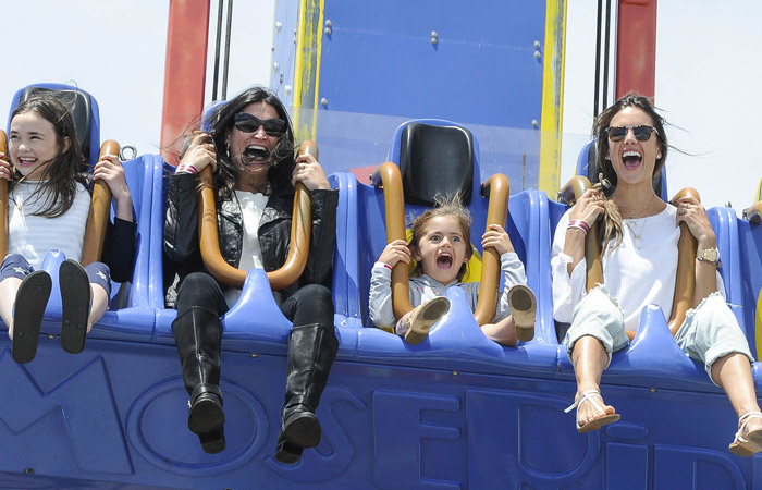 Alessandra Ambrósio se diverte com os filhos em parque nos Estados Unidos