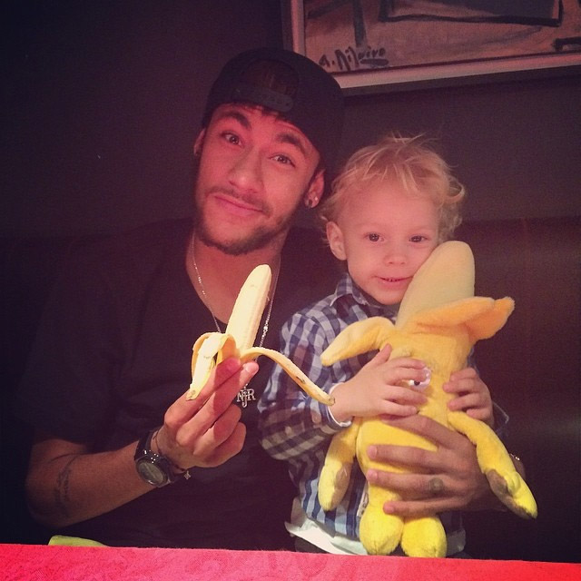 Neymar, Huck, Angélica e mais famosos defendem Daniel Alves em caso de racismo: “Somos todos macacos”