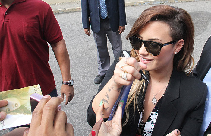 Demi Lovato atende fãs antes de deixar o Rio de Janeiro