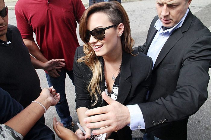 Demi Lovato atende fãs antes de deixar o Rio de Janeiro