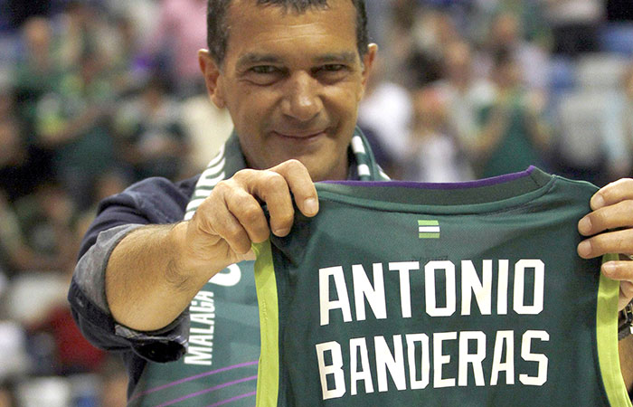 Antonio Banderas ganha presente de time de basquete espanhol