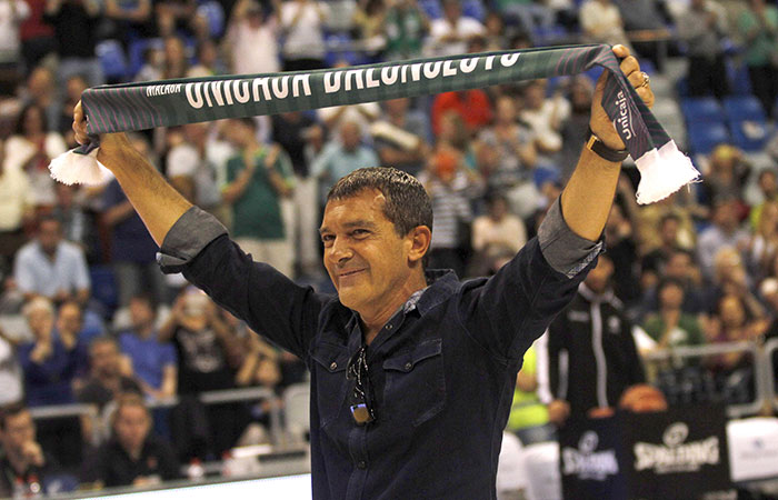 Antonio Banderas ganha presente de time de basquete espanhol