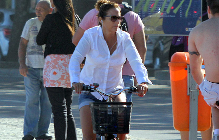 Andréa Beltrão é flagrada pedalando pelo Leblon