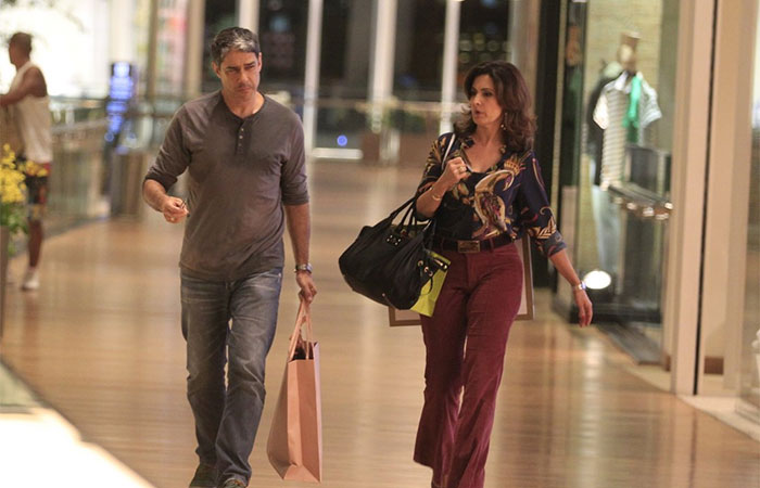 William Bonner e Fátima Bernardes vão às compras em shopping carioca