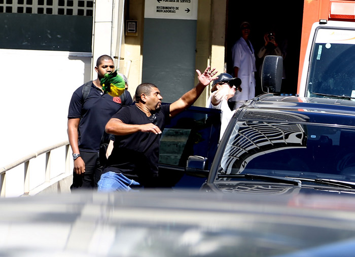 Segurança salva Demi Lovato de objeto atirado por fã no Rio