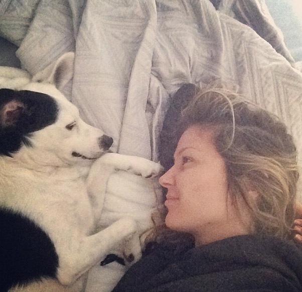 Ellen Jabour paparica seu cachorro antes de sair da cama