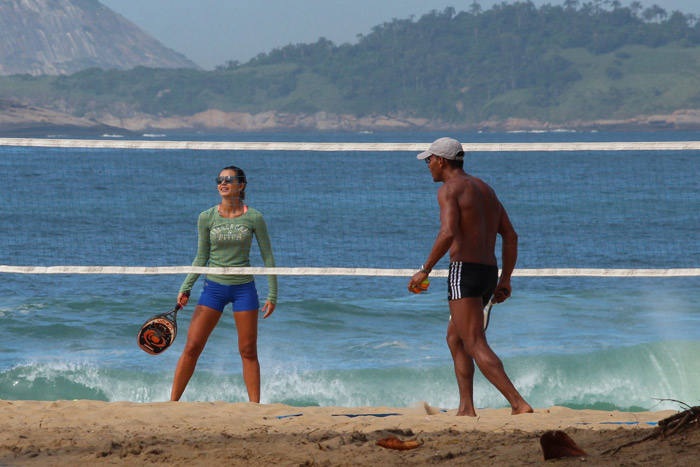 Letícia Wiermann faz alongamento e joga tênis com seu personal no Rio