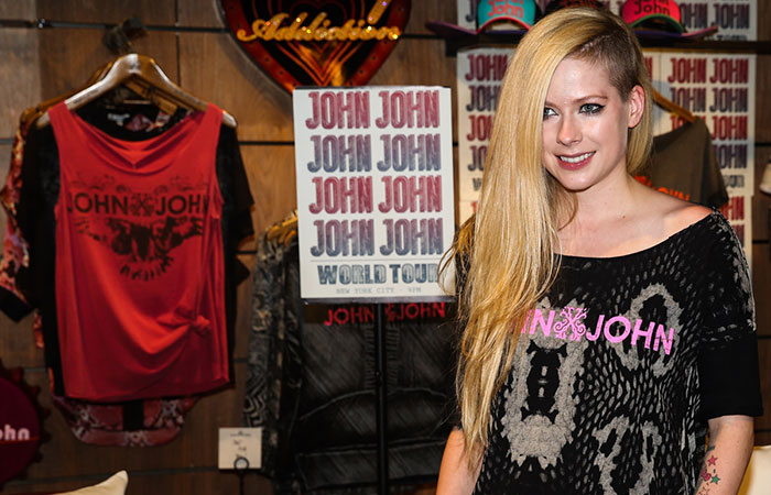  Avril Lavigne escolhe roupas para seu show em São Paulo