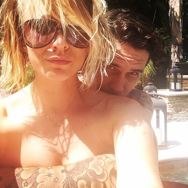 Marido de Kaley Cuoco, Ryan Sweeting cobre os seios da amada durante topless