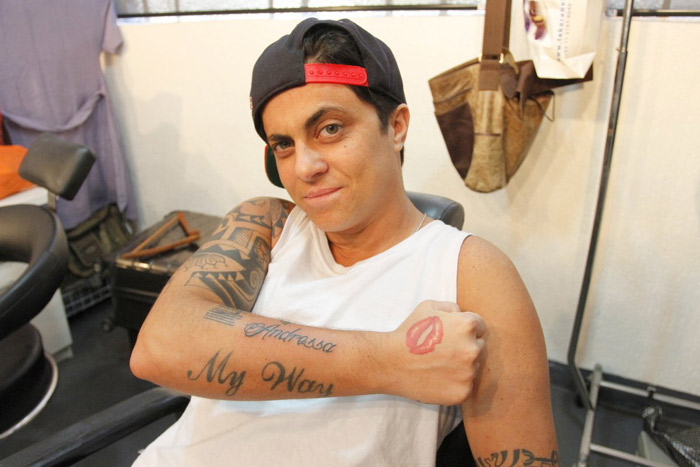 Thammy Miranda faz nova tatuagem em homenagem à namorada