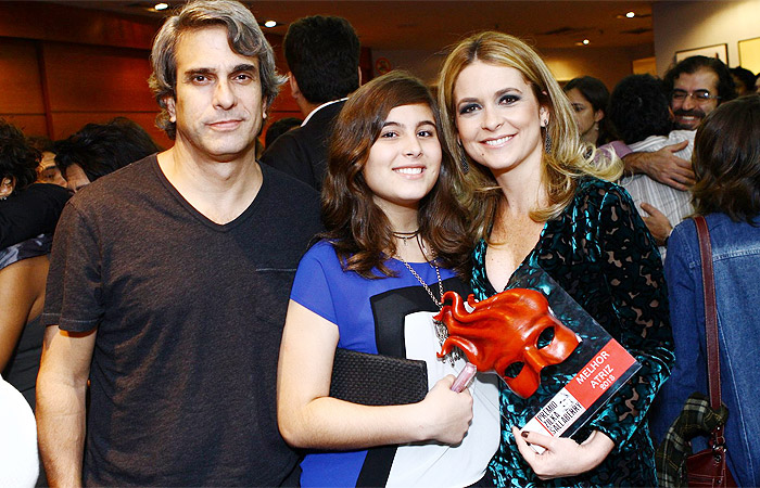 Cláudia Abreu recebe prêmio como melhor atriz, no Rio