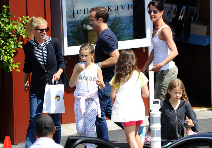 Gwyneth Paltrow passeia sorridente com a filha por Los Angeles