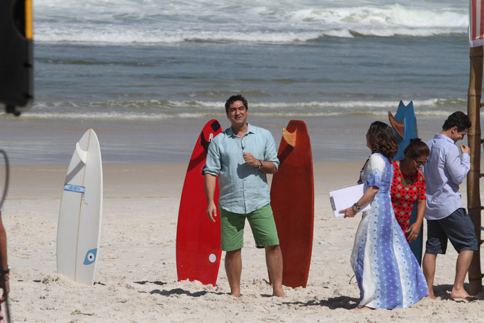 Zeca Camargo grava quadro em meio a pranchas e surfistas