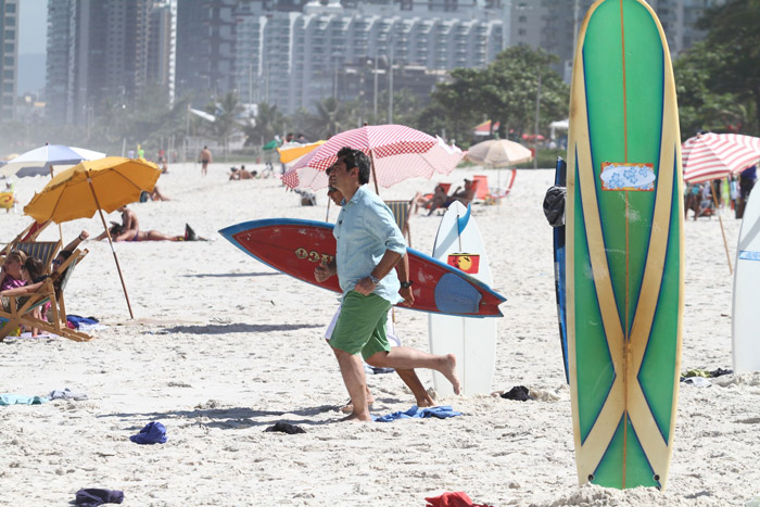 Zeca Camargo grava quadro em meio a pranchas e surfistas