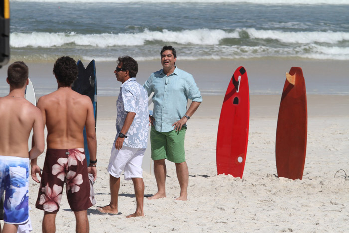 Zeca Camargo grava quadro em meio a pranchas e surfistas