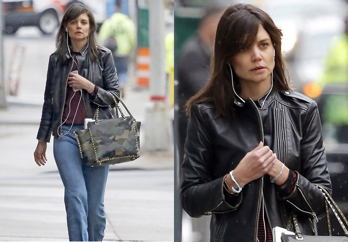 Katie Holmes caminha sozinha por Nova York