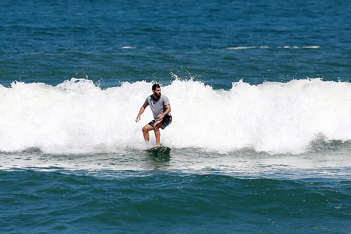 Juliano Cazarré pega onda na praia da Macumba, no Rio