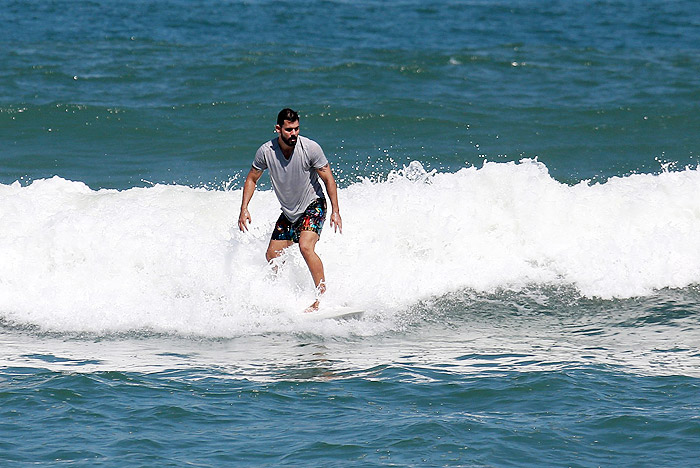 Juliano Cazarré pega onda na praia da Macumba, no Rio