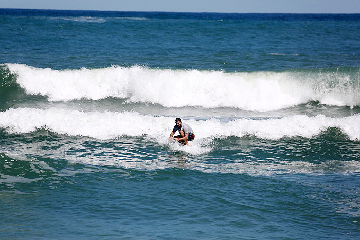 Juliano Cazarré pega onda na praia da Macumba, no Rio