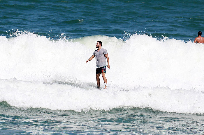 Juliano Cazarré pega onda na praia da Macumba, no Rio