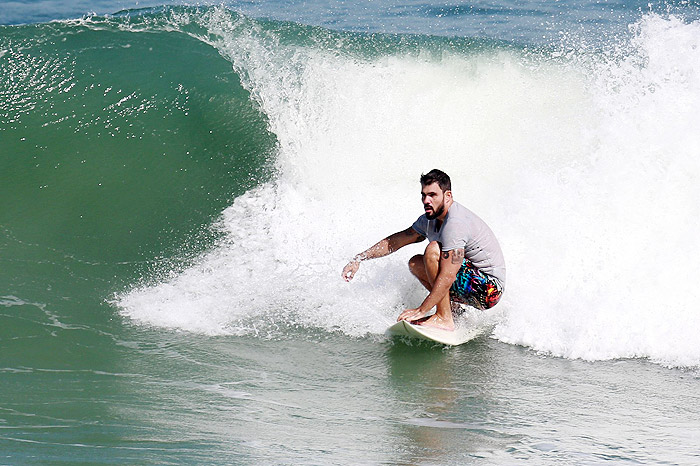 Juliano Cazarré pega onda na praia da Macumba, no Rio