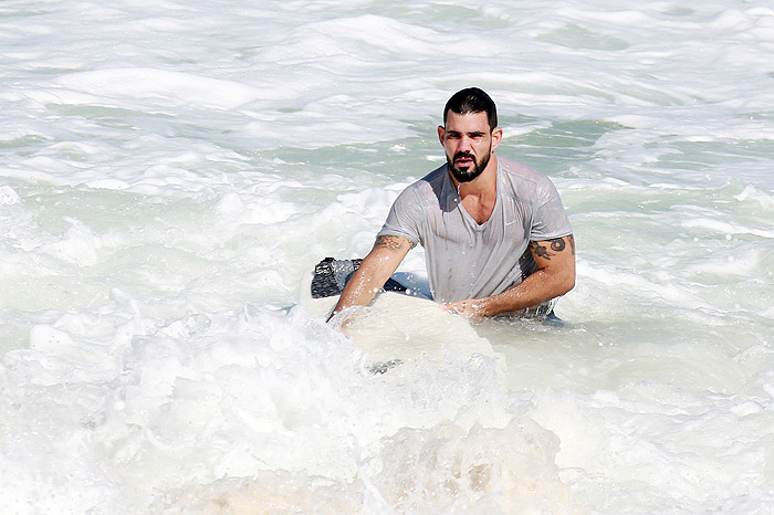 Juliano Cazarré pega onda na praia da Macumba, no Rio