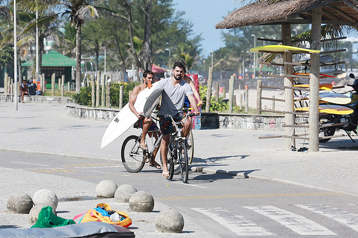 Depois de surfar, o ator voltou para casa de bicicleta e precisou carregar a prancha de lado