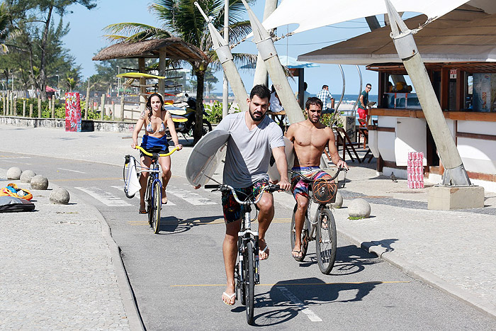 Juliano Cazarré voltou para casa de bicicleta depois de surfar na praia da Macumba, no Rio.