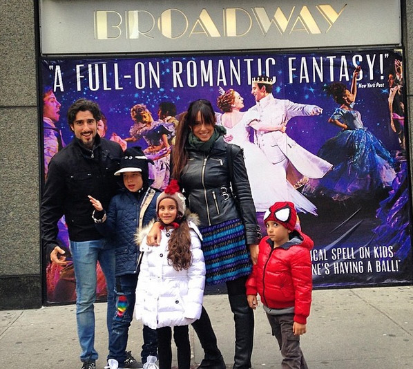 Marcos Mion e a família assistem a musical da Broadway em Nova York