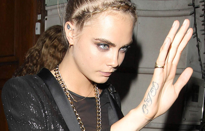 Cara Delevingne e Sienna Miller curtem balada juntas