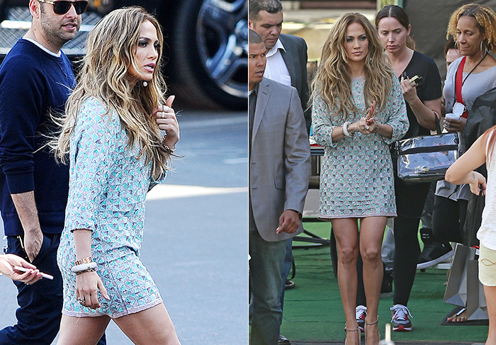 Com cara de poucos amigos, Jennifer Lopez sai para jantar de vestidinho curto