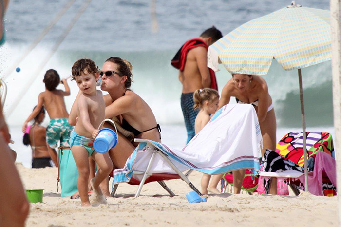 Letícia Birkheuer tem dia de praia com o filho