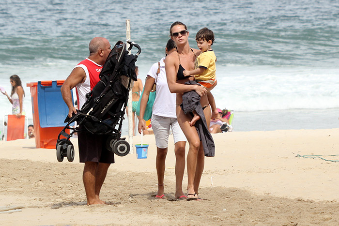 Letícia Birkheuer tem dia de praia com o filho