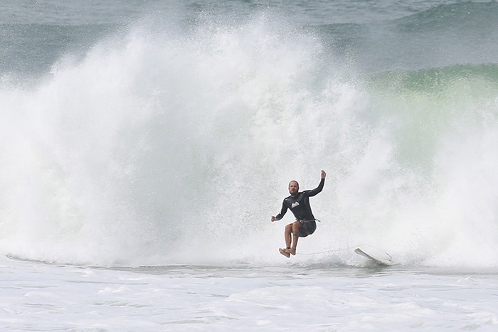Paulo Vilhena surfa no Rio de Janeiro
